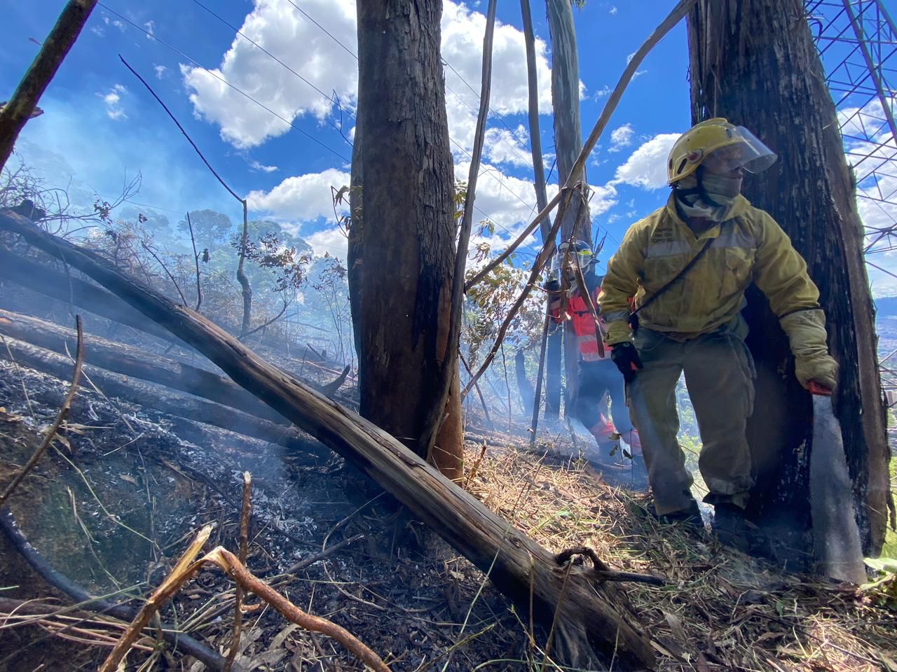 Más de 10 horas trabajaron los bomberos para apagar incendio en Santa Elena