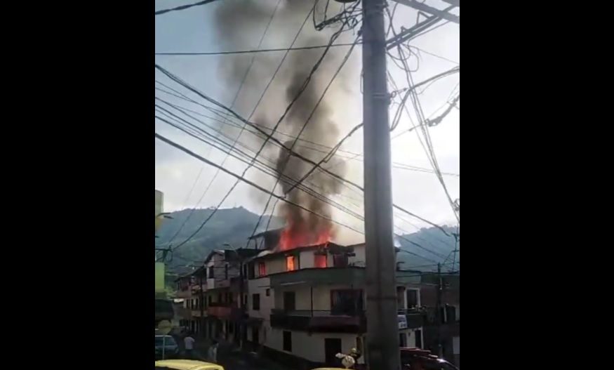 Video: ¡Qué tristeza! Se incendió una casa en Itagüí, entre los bomberos y los vecinos la apagaron