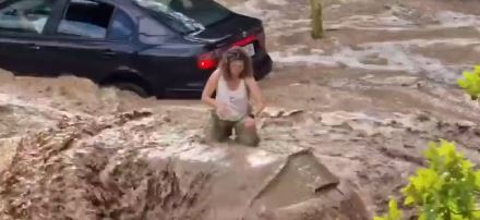 [Video] ¡Increíble! Mujer se salvó de ser arrasada por el agua