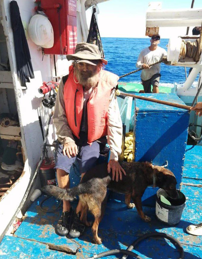 Naufrago y su perrita en el mar