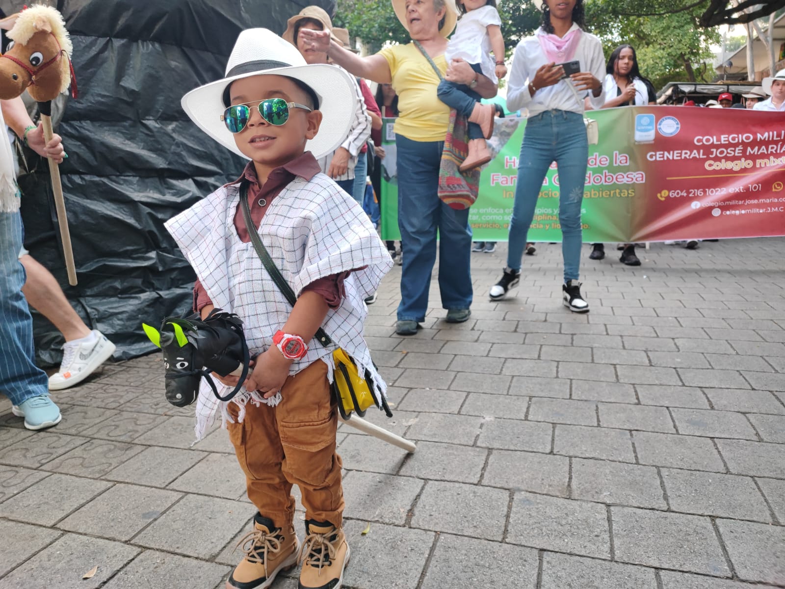 Niños - desfile caballitos