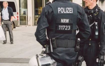 Con patrullaje de policías, Berlín controla ingreso a piscinas de la ciudad