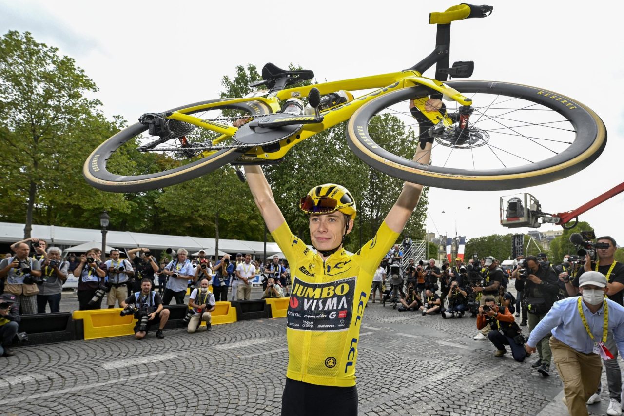 Jonas Vingegaard tomó champagne y se coronó campeón del Tour de France