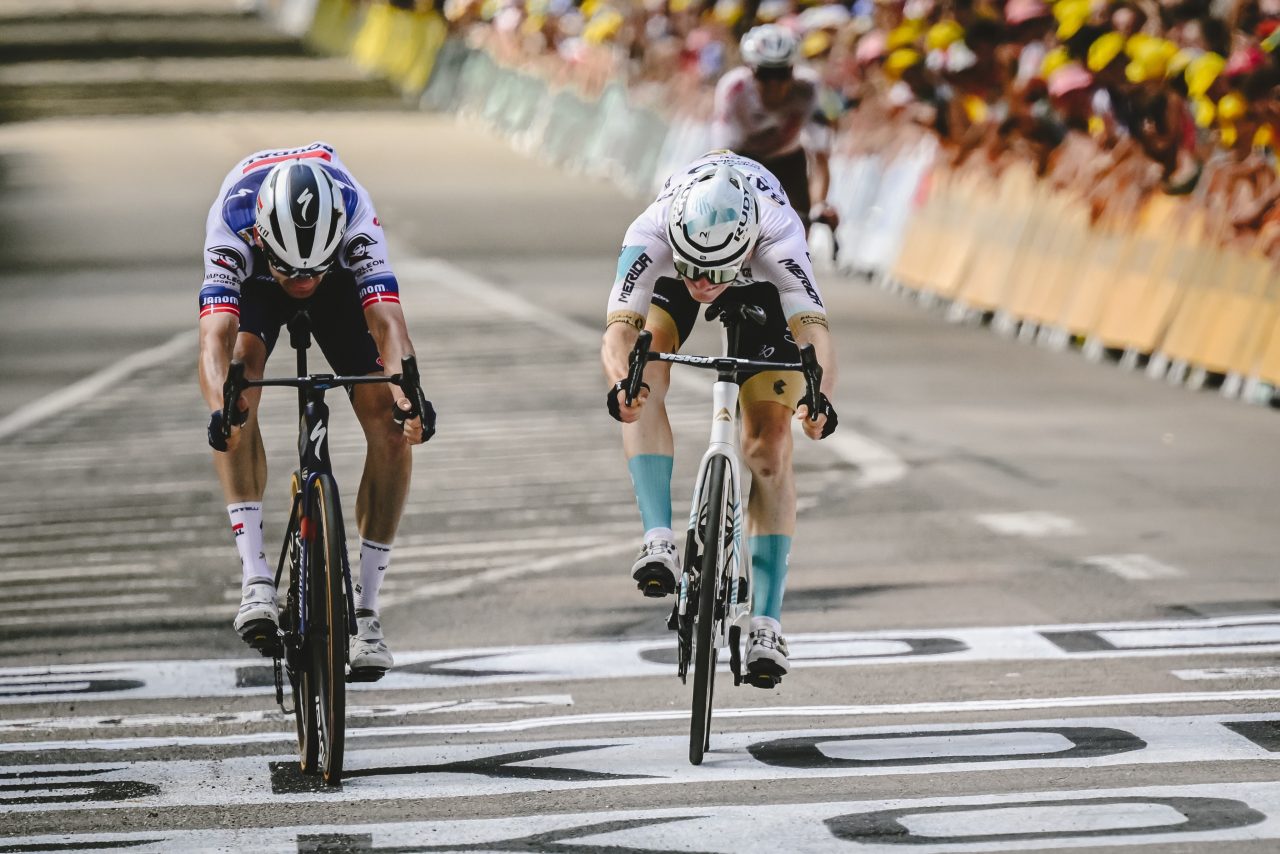 Matej Mohoric entre lágrimas festejó quedarse con la etapa 19 del Tour de France