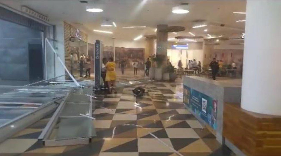 [Video] Fuerte vendaval tumbó portada de centro comercial