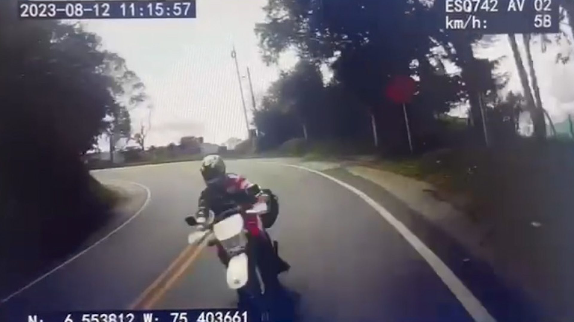 [Video] ¡Brutal accidente! Motociclista perdió la vida al chocar con un camión