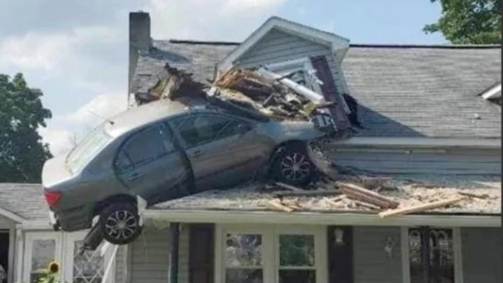 ¡Increíble! Un hombre chocó su carro contra el segundo piso de una casa