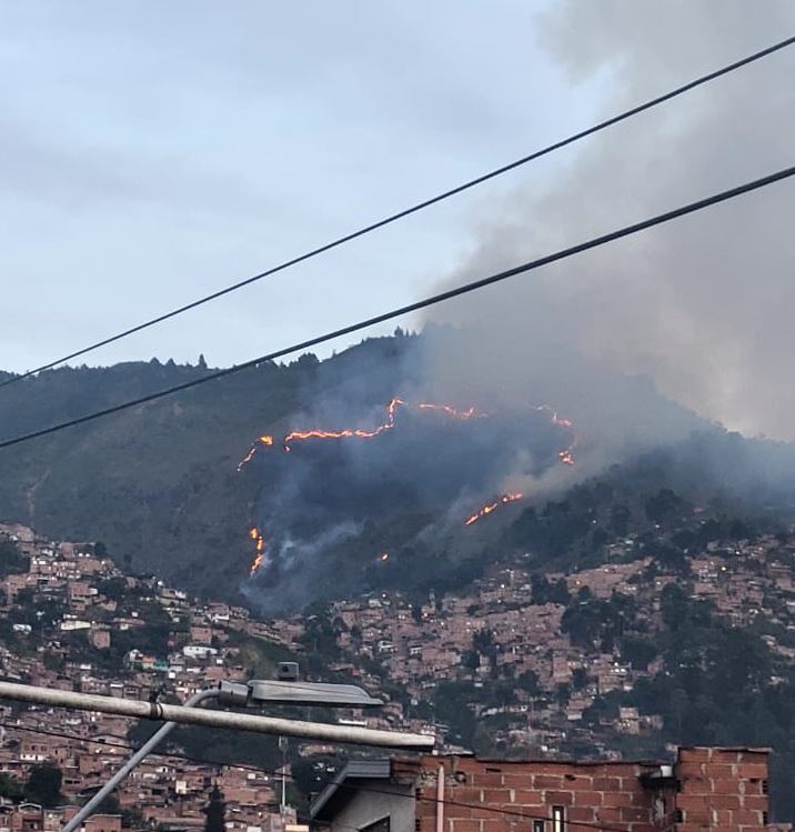 ¡Con helicóptero y todo! Así intentaron apagar incendio en Villa Hermosa