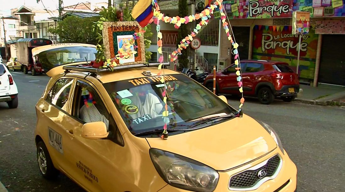 [Video] El 'taxi tienda' se vistió de silleta en la Feria de las Flores