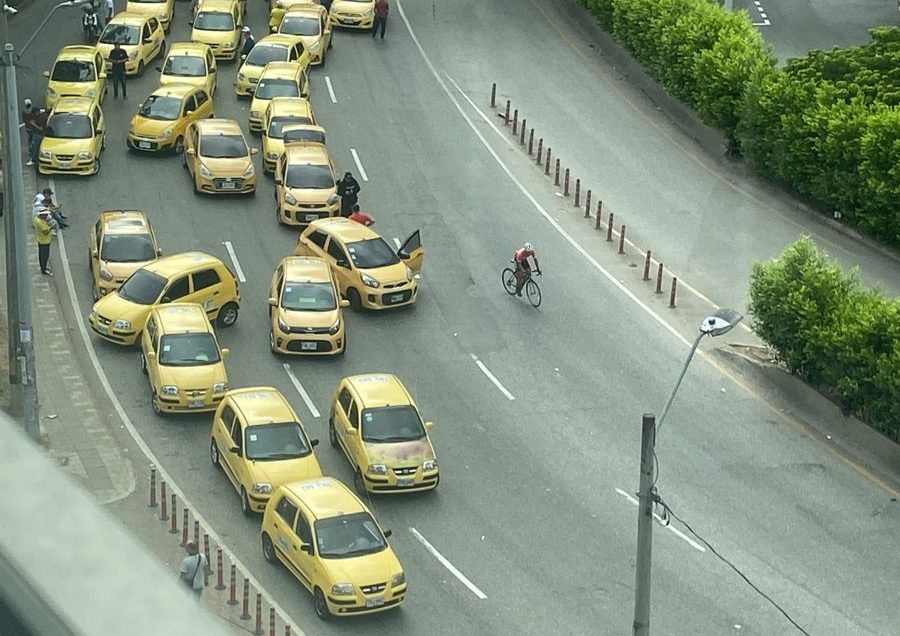 Así está la movilidad en Medellín, con guardas de tránsito regulando el paro de taxistas