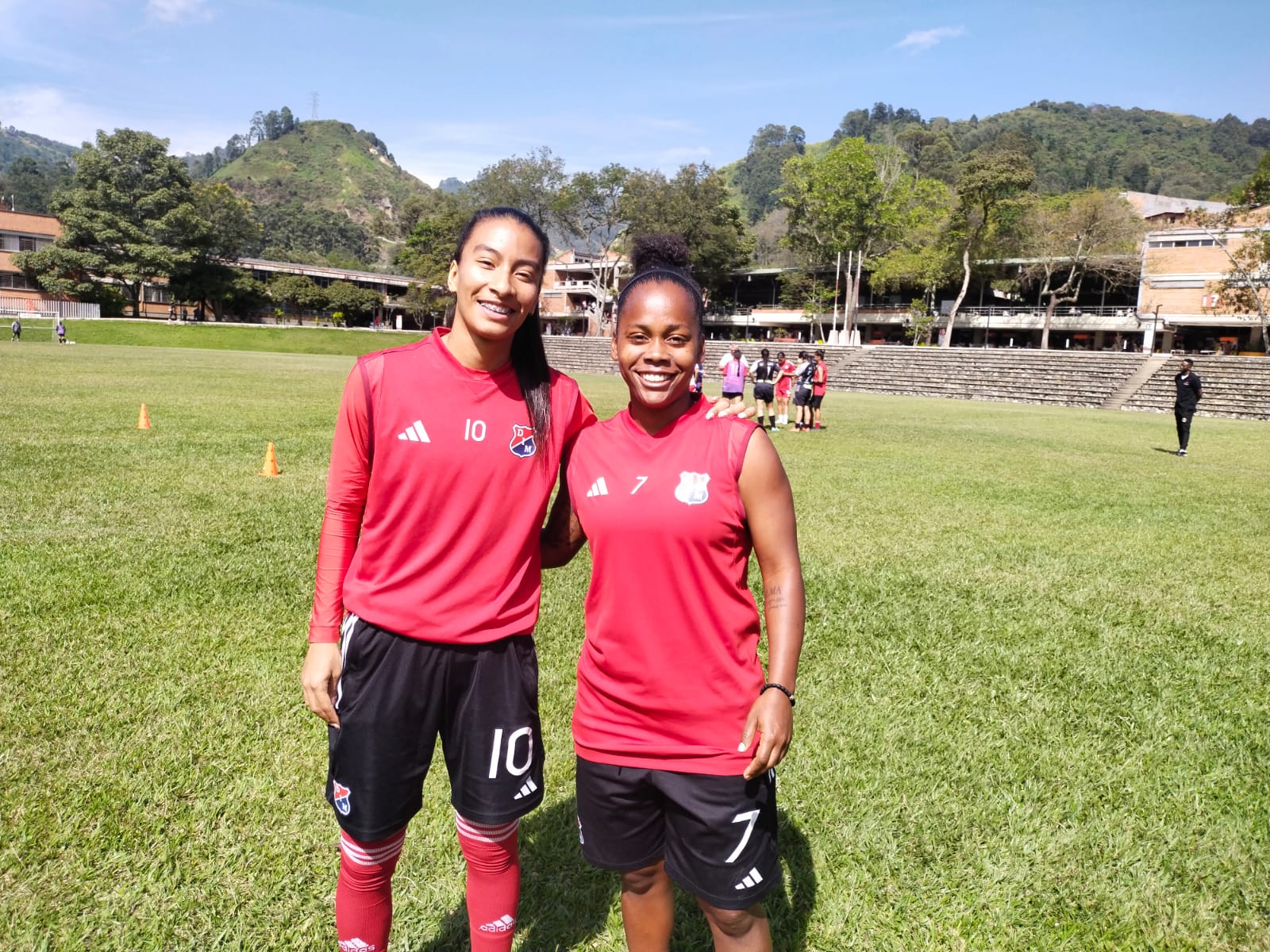 Las amigas de la vida, del barrio, emocionadas por actuación de Lorena Bedoya con la Selección