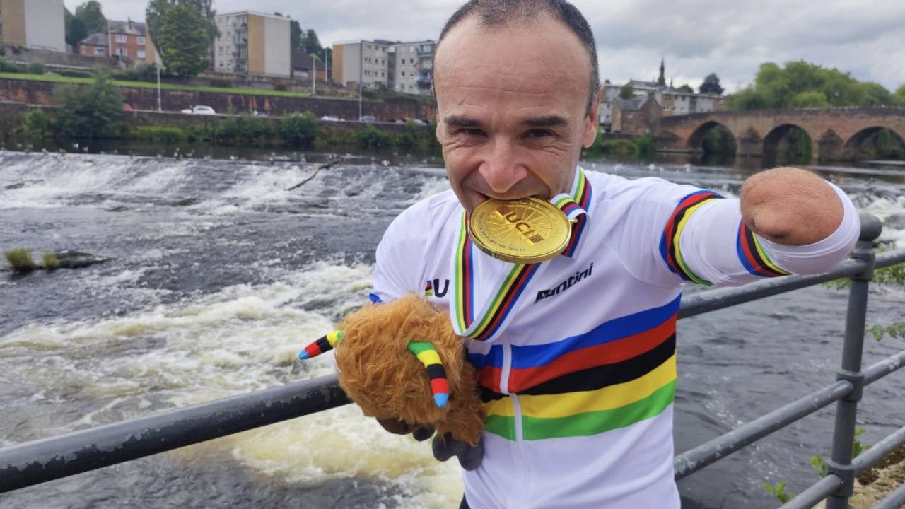 [Video] Argilés tomó el hecho con desparpajo y se puso el reloj de pulso que ganó en el mundial de paraciclismo