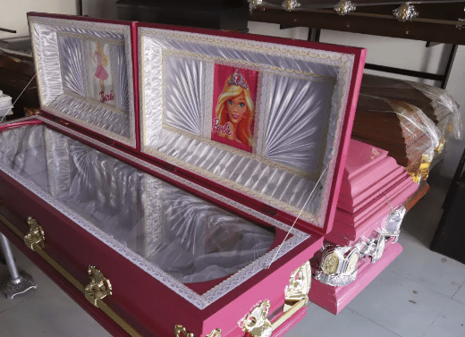 ¡'Boom' Barbie hasta en los funerales! Estos son los ataúdes personalizados con la famosa muñeca