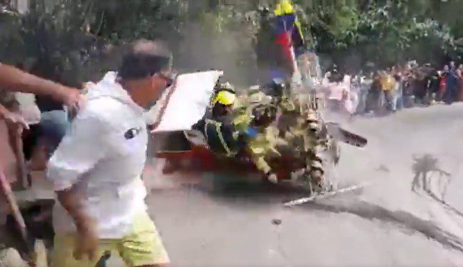 [Video] ¡Atención! Carro de rodillos se estrelló contra espectadores, en Bello