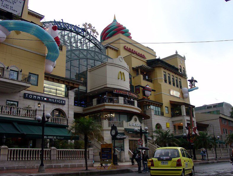 Robo en centro comercial Atlantis