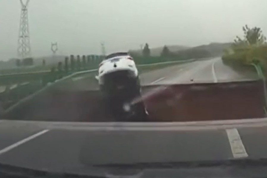 [Video] Cráter gigante en carretera causa grave accidente