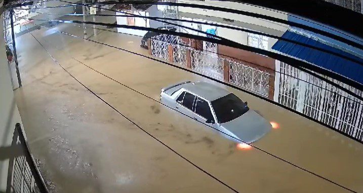 [Fotos] Varias casas en riesgo de colapso tras fuertes lluvias en Girón