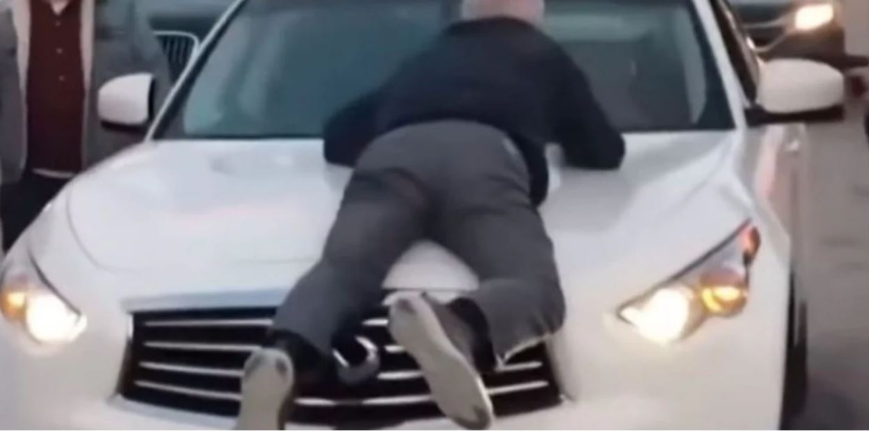 [Video] ¡Qué peligro! hombre se va en el capó de un carro en España y es denunciado