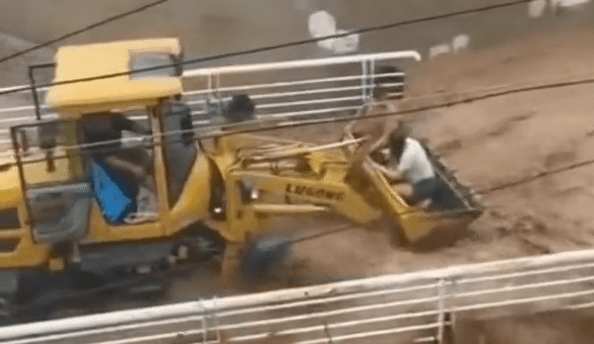 [Video] ¡Qué teso! Hombre usó una excavadora para salvar a familia de las inundaciones en China