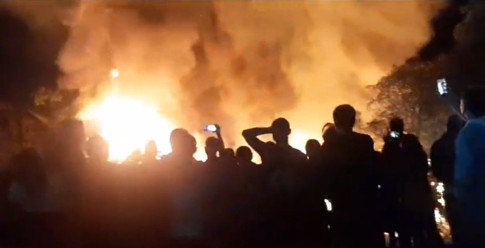 [Video] Aterrador incendio en Armenia arrasó con un barrio
