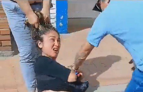 ¡Casi la deja calva! Mujer enfureció contra una presunta ladrona