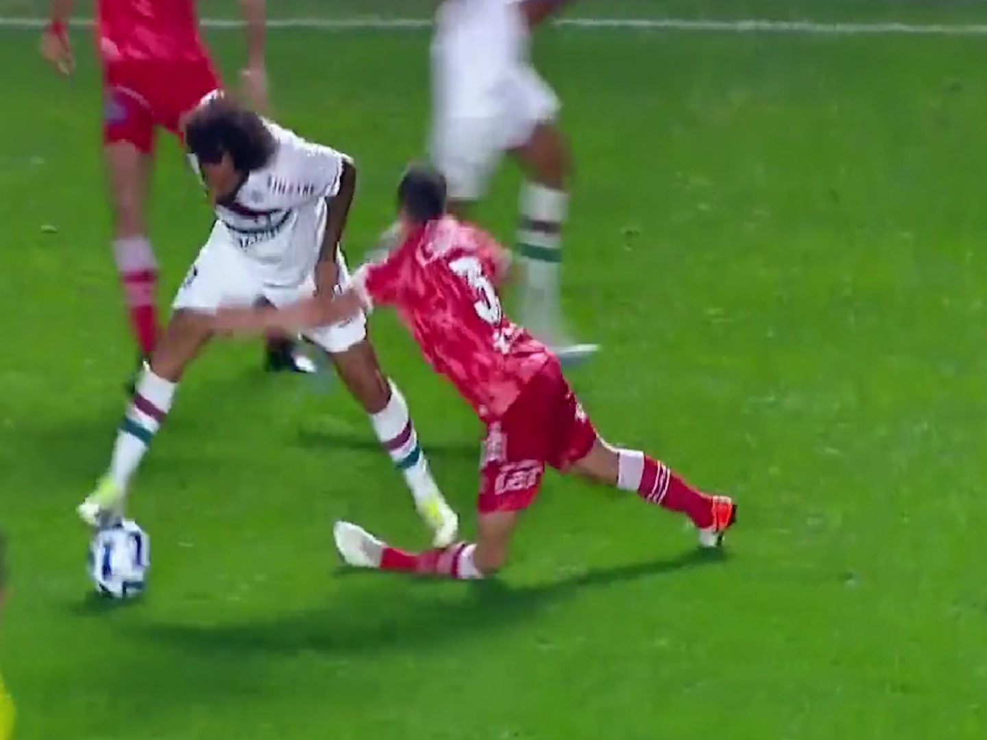 [Video] ¡Impresionante! Marcelo, jugador de Fluminense, lesionó a futbolista argentino