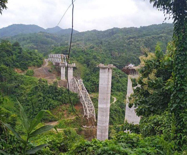 [Video] Puente desplomado deja 17 muertos en India