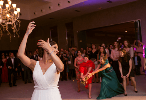 [Video] ¿Qué opina? Esta es la nueva forma de ganarse el ramo de la novia en una boda