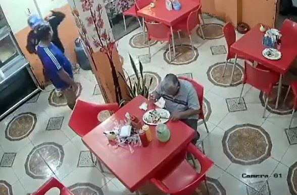 [Video] ¡Vea pues! Llegaron a robarlo en un restaurante y él siguió comiendo