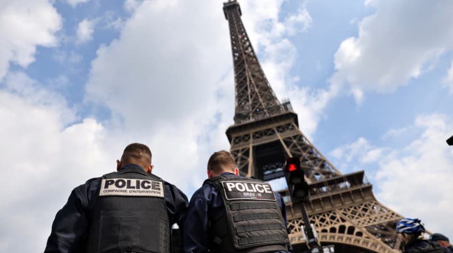 [Video] ¡Temor! Evacuan la Torre Eiffel por alerta de bomba