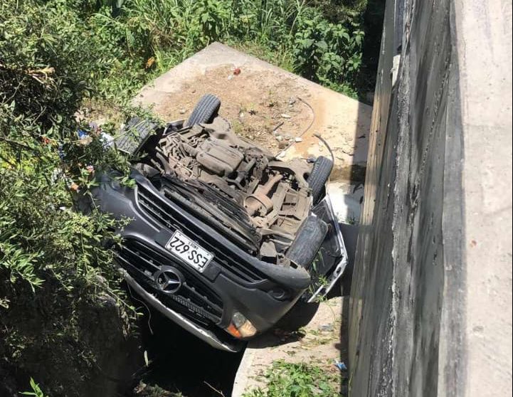 [Video] Accidente en vía de Amagá deja un muerto y un vehículo volcado en un caño