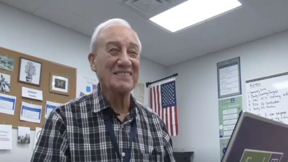 Abuelo de 79 años volvió al colegio para terminar el bachillerato