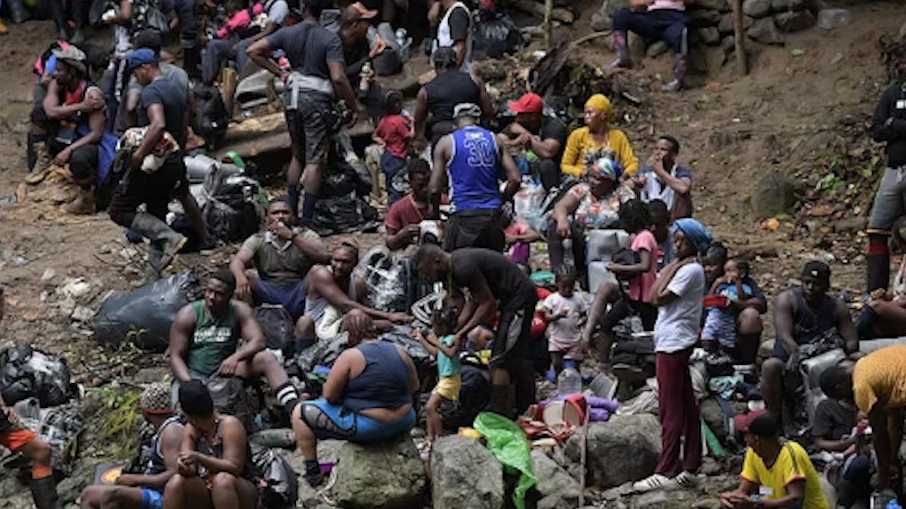 [Video] Miles de personas están cruzando por el peligroso Tapón del Darién