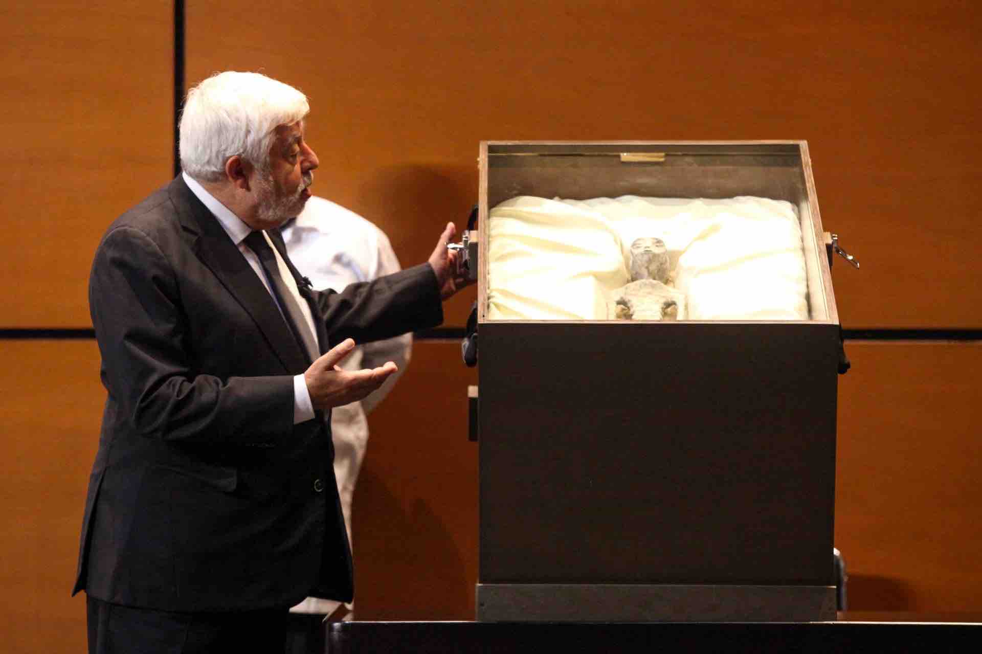 [Video] Ufólogo mexicano expone cuerpos de extraterrestres de 1.000 años de antigüedad