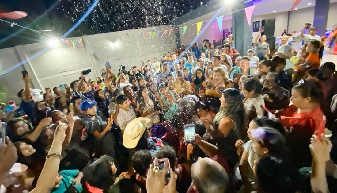 [Video] A esta quinceañera la dejaron plantada, pero la comunidad llegó a salvar la fiesta