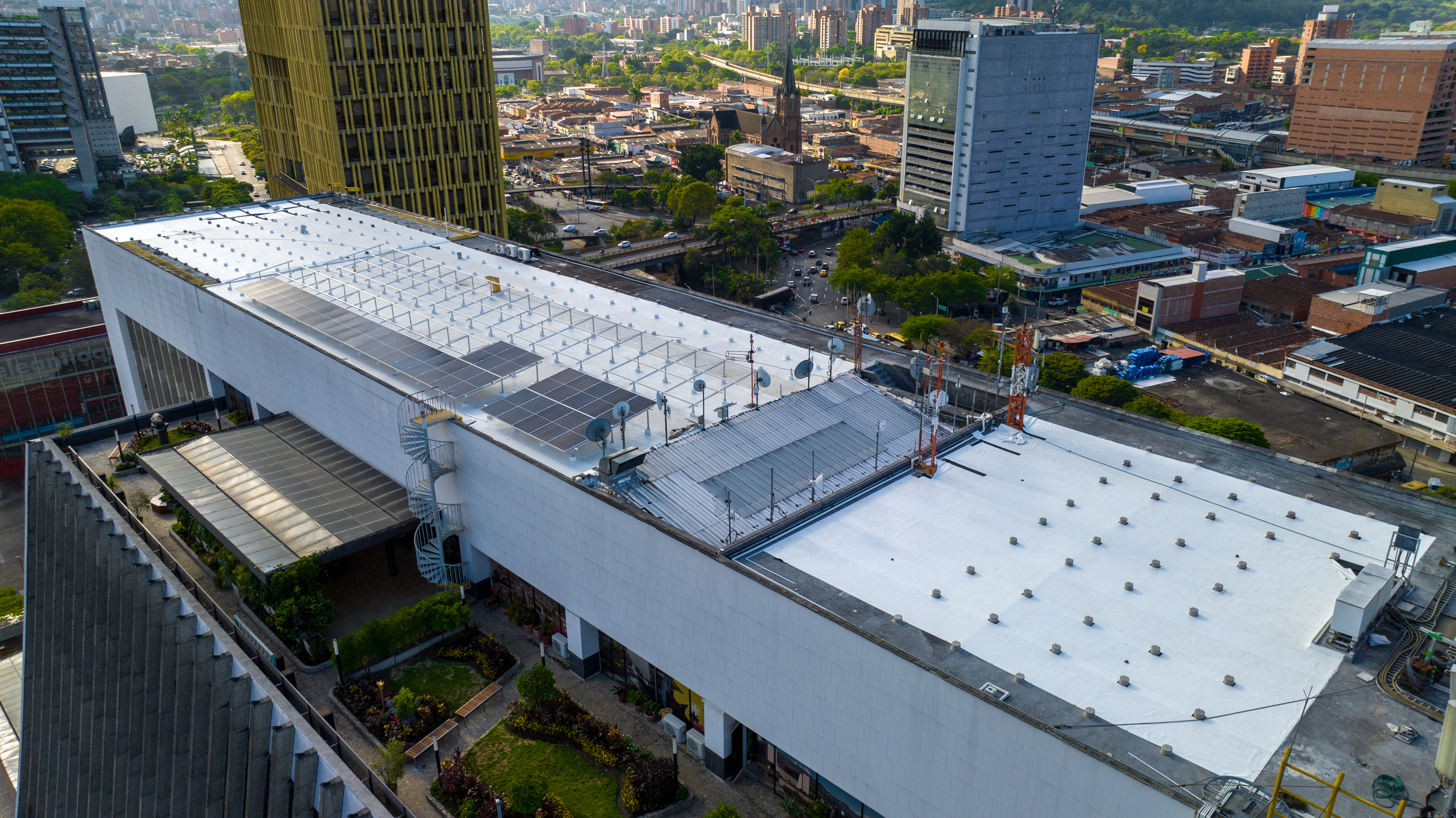 Avanza la instalación de 319 paneles solares en el Centro Administrativo Distrital