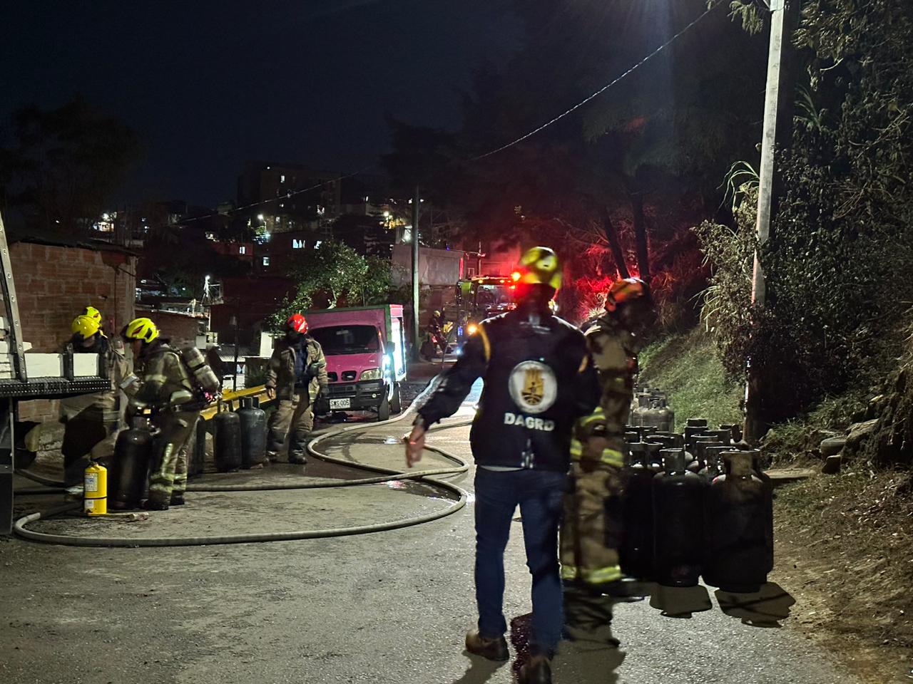 Controlado incendio en Villatina, había 500 pipetas en una bodega