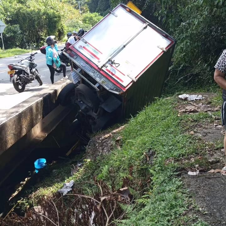 [Imágenes] ¡Atención! Un conductor quedó atrapado en un accidente de tránsito en la Medellín - Bogotá
