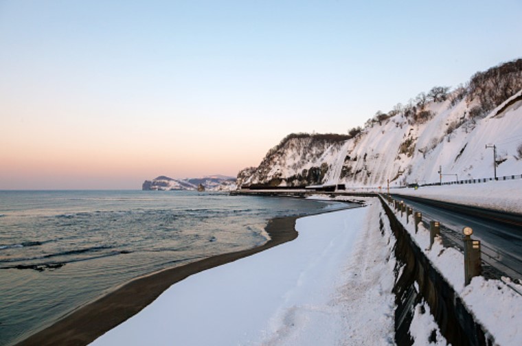 La nieve y la arena se juntan en esta playa