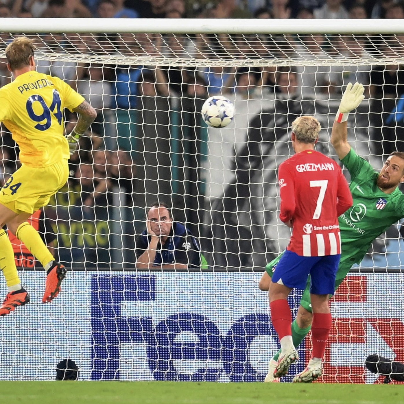 (Video) Golazo de un arquero en la Champions League