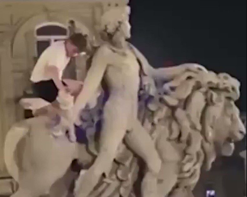 [Video] Un hombre borracho dañó importante estatua en Europa