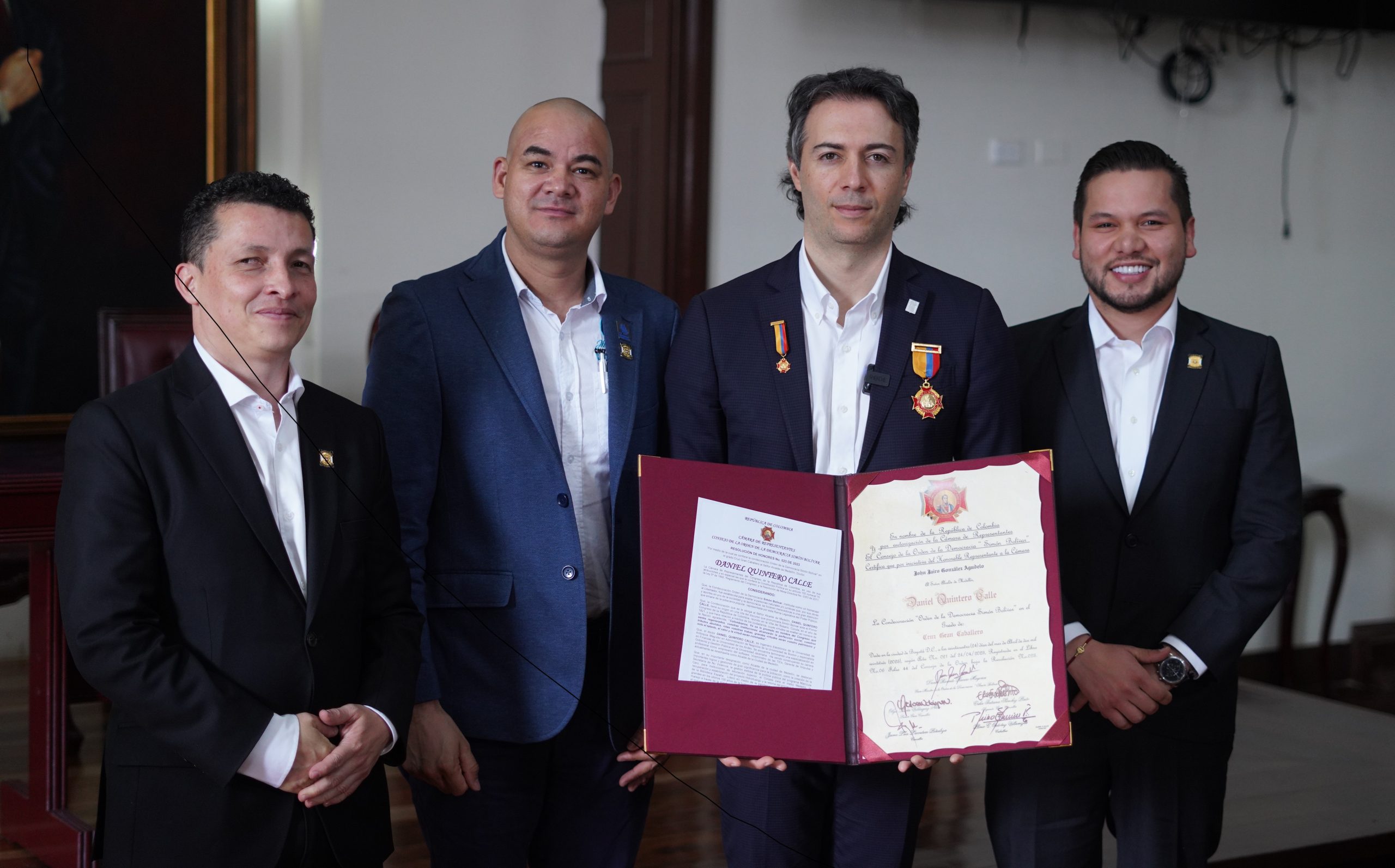 Alcalde Quintero recibe la máxima condecoración a la democracia en el Congreso de la República