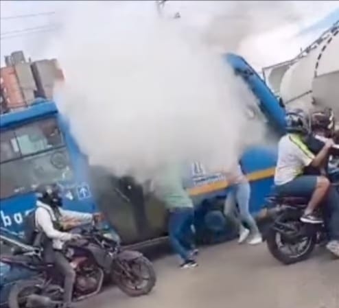 [Video] ¡Intolerancia! En plena vía pública, estos conductores se agarraron a piedra y extintor