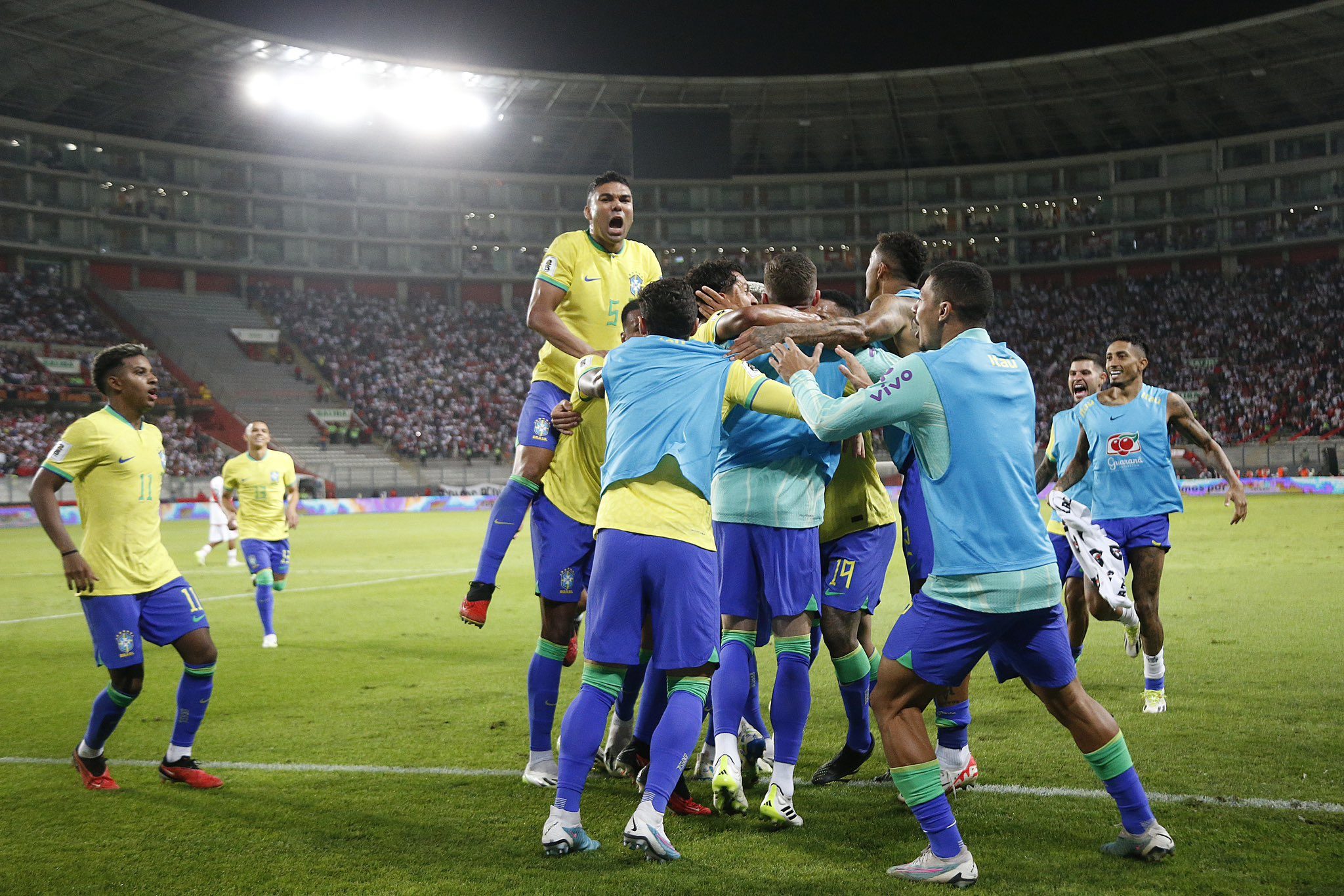 Brasil le ganó a Perú y es líder de las eliminatorias