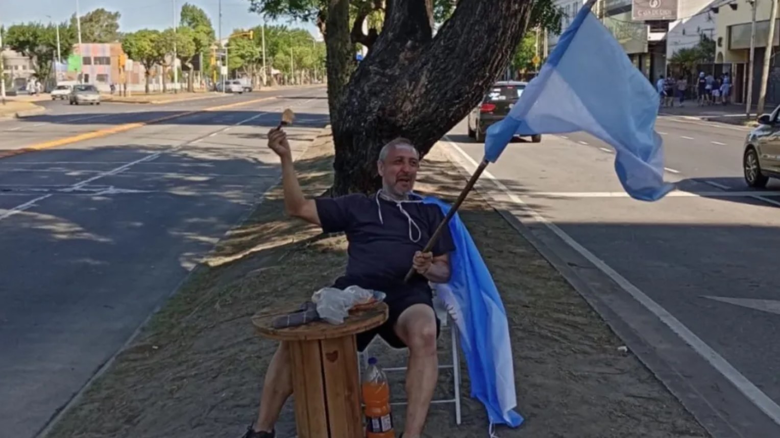 Guillermo Ortiz celebra el triunfo de Argentina