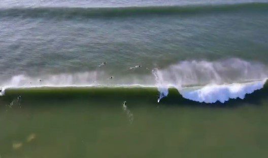 [Video] ¡Increíble! Estas personas aprovechan las olas de un huracán para surfear