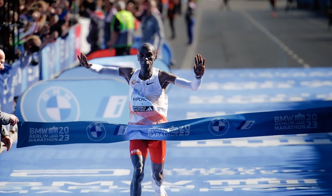 Kipchoge, el ‘Forest Gump’ de las maratones, gana en Berlín