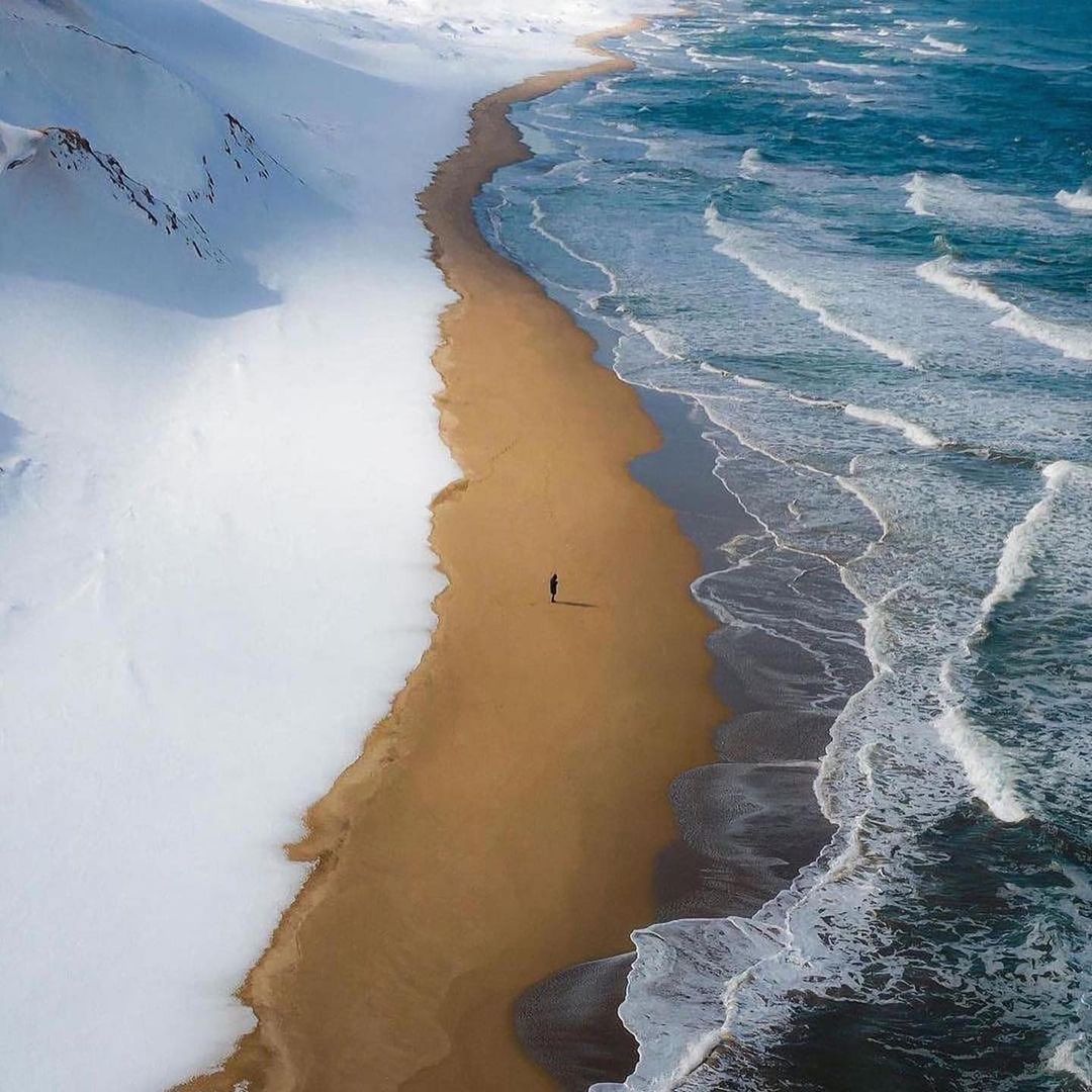 En esta playa, la nieve y la arena se encuentran con el mar