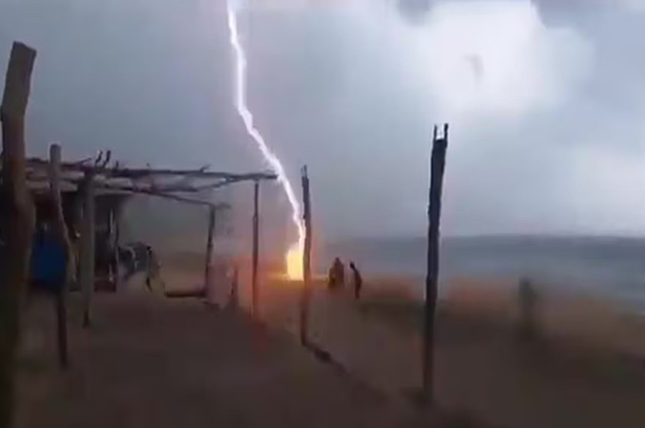 [Video] Dos personas son impactadas por un rayo en la playa
