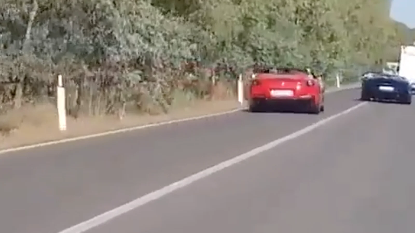 [Video] Una pareja murió tras cometer imprudencia en una carretera en Italia